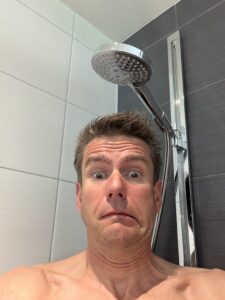 Sven Wurth unter der kalten Dusche