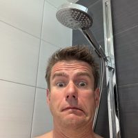 Sven Wurth unter der kalten Dusche